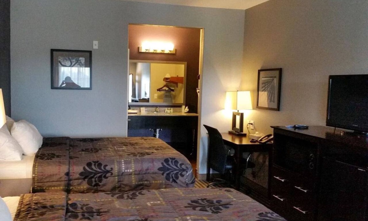Beeville Hotel | Studio w/Kitchenette & Space for Pets Near Coastal Bend College