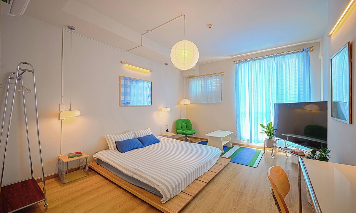 District 10 Apartment | The Golden Glow - Private Self-Check Studio In Center District 10