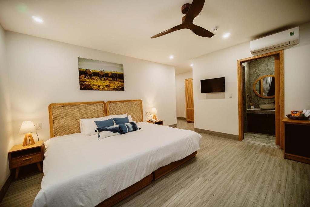 Cam An Hotel | The Watermark Beachside Hotel