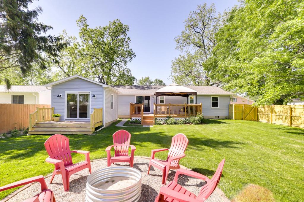 Three Oaks House | Three Oaks Home w/Guest House - 8 Mi to Beach!