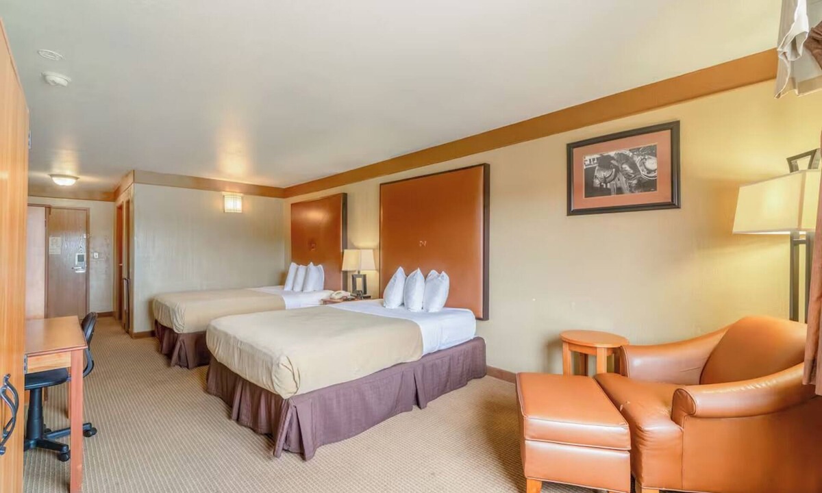 Beeville Hotel | Two Spacious Rooms w/Private Bath & Queen Beds Close to US-181 for Easy Travels