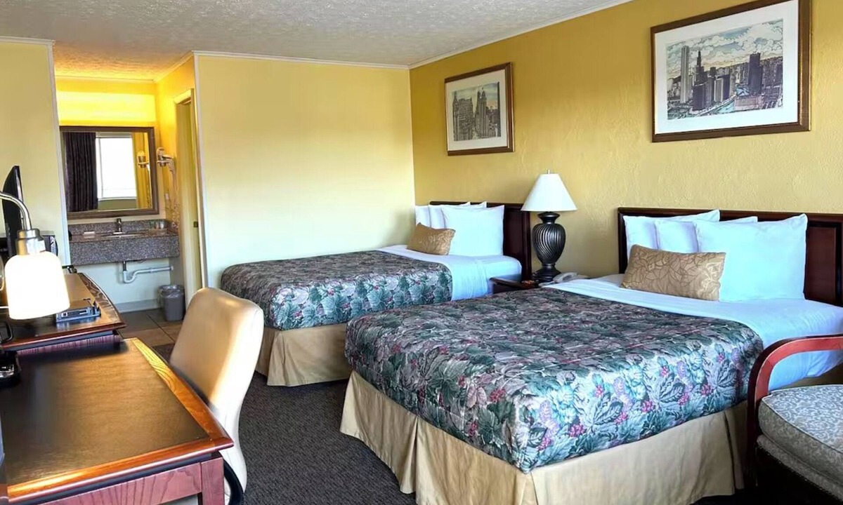 Logan Hotel | Waterfall Trail Gateway | Clean Room w/2 Beds | Caves, Scenic Parks & Hiking