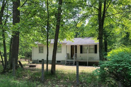 Lakewood Club House | Wooded Twin Lakes Retreat 13 Mi to Lake Michigan!