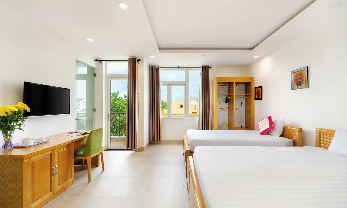 Cam An Hotel | Yellow Daisy Villa