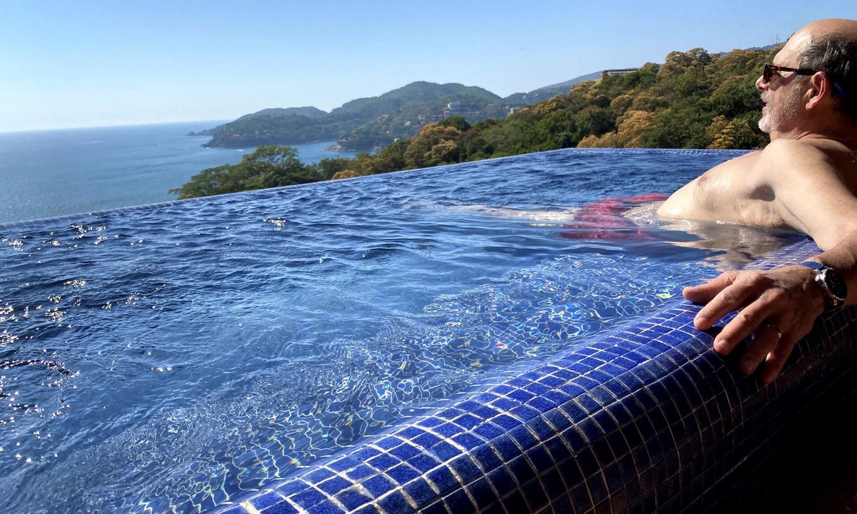 Zihuatanejo Villa | Zihua Penthouse. View from the top of the world. CVM. Dipping pool. Life is good