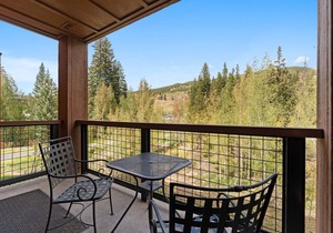 2 Private Balconies w/Mountain Views, 2 Mins Walk to Gondola, Shops & Dining in Keystone