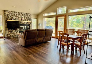 4 Bed 4 Bath 3 masters, 10 Shark Passes Included With Rental in Bend