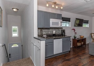 Casa Tranquila, 3 bd2 bath, upper apt, sleeps 6-7 in Bayview