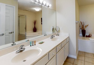 Comfortable beachfront condo, beach setup included, quick drive to dining in Navarre Beach