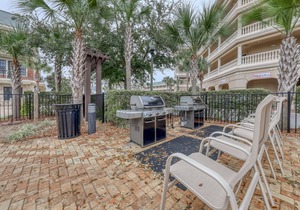 Convenient studio w/shared pool and great location moments away from the beach in Seacrest