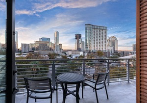 DOWNTOWN Austin with ROOFTOP Pool and BBQ Area, Fire Pit & a Fitness Center in Austin