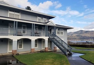 Light & Bright - 2 Bedrooms, 2 Bathrooms - Blocks from Downtown with River Views in Hood River