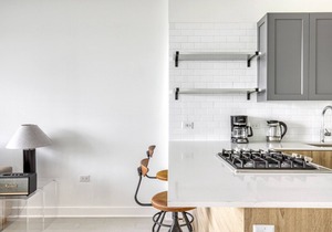 Luxe West Loop Studio w/Gym, Pool, Coworking, walk to UIC, by Blueground in Chicago