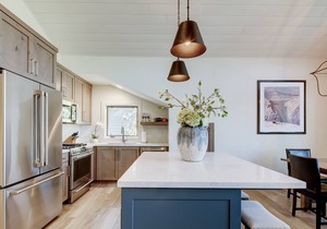 Luxury Condo & Professional Design, Free Shuttle & Hot Tub + Walk to Ski Lift! in Deer Valley