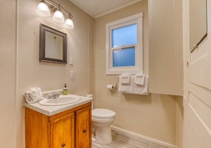 Modern Dog-Friendly Cottage in a Great Location - Minutes to Downtown & Beach in Rockaway Beach