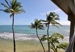Only thing between you and the ocean is the Beach! Top Floor, unobstructed view in Kapaa