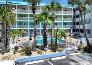 Pelican Pointe 112:Walk to Beach~Pool~Free Parking in Clearwater Beach