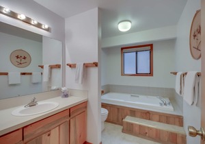 Quiet retreat with washer/dryer, pool, & hot tub - dog-friendly in Black Butte Ranch