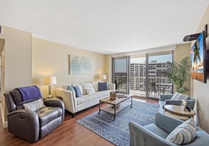 Relaxing beachfront condo with pool and ocean views in Marco Island
