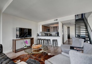 The Littlefields by Lodgewell, Corner Loft Trio of Balconies in Austin