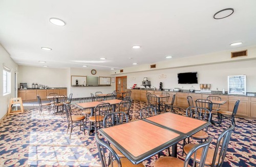 Beeville Hotel | 2 Affordable Rooms with 2 Queen Beds Perfect for a Relaxing Family Trip