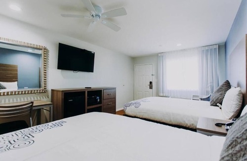 Clear Lake Shores Hotel | 2 Convenient Units w/Access to Kemah Boardwalk Access | Deck with Marina View