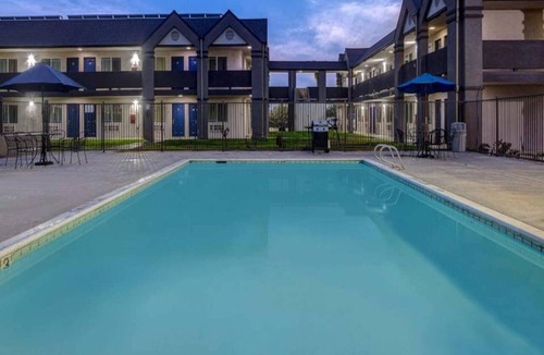 Buttonwillow Apartment | 2 Full Beds | Mobil Access Tub Nsmk Micfridg