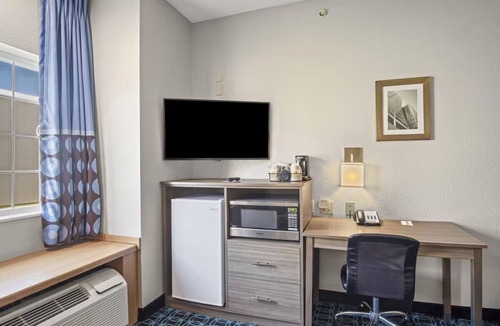 Blue Springs Hotel | 2 Simplistic Units Close to Kansas City Fun – Perfect for a Quick Getaway