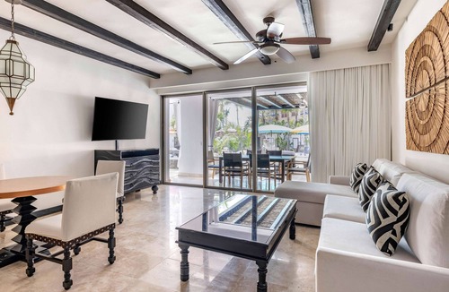 Zona Hotelera Hotel | 2 Units | Relaxing 2BR Suite w/Kids’ Pool View – Full Kitchen & Spa-Like Bath