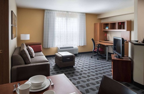 Renton Hotel | 3 Comfortable Units: Near Renton Hotspots, Airport Shuttle, Outdoor Pool!