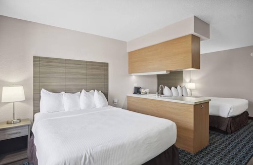 Blue Springs Hotel | 3 Pleasant Rooms w/Flat-Screen TV & Coffee Maker Perfect for Travelers
