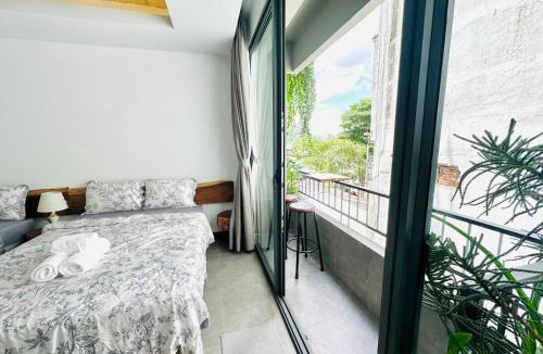 Ninh Kieu Apartment | 306MSNK Luxe Twin Studio l Balcony & Kitchen