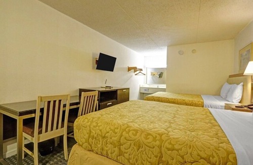 Brookville Hotel | 4 Clean & Modern Rooms w/Free Parking near Golden Gate | Pet-Friendly