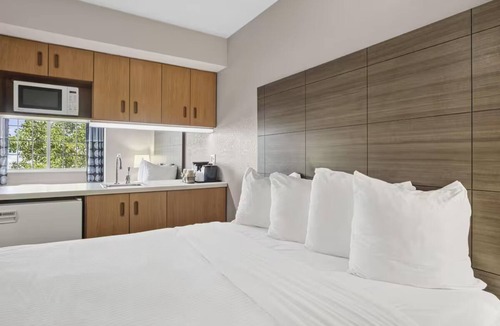 Blue Springs Hotel | 4 Inviting Suites Near Grain Valley Water Tower – Only 5 Miles Away