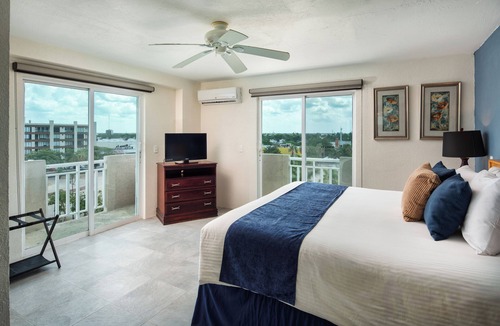 Colonia Centro Condo | 7th-Floor Oceanfront Gem: 3BR/3BA, Dive Pier & Walk to Town!