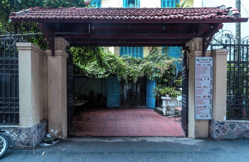Quang An House | Ancient style villa, with garden, lots of trees, peaceful and airy.