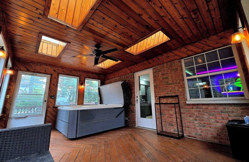 Kettering House | Arcade + Hot Tub Retreat Sleeps 8 Near WPAFB