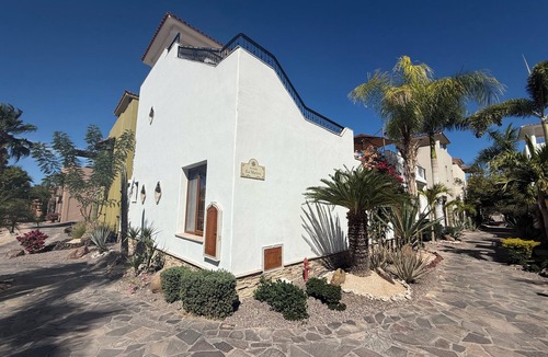 Nopolo House | AV220 Villa in Loreto Bay. Short walk to Beach, Pools, Restaurants,4 Bikes & AC.