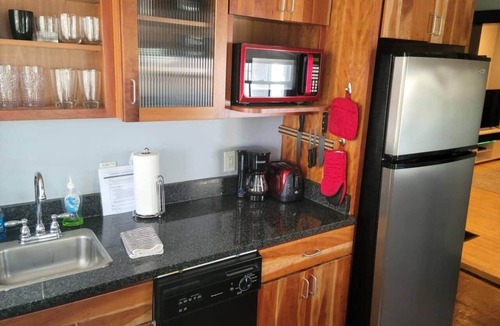 Beach Institute House | Awesome Downtown Condo with Pool!