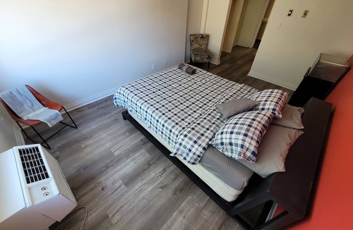 Los Angeles Hotel | (B01) Deluxe Queen Studio Steps from Beverly Hills