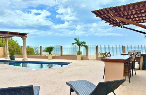 El Centenario House | Beachfront Compound, Pool, BBQ, Best for Groups
