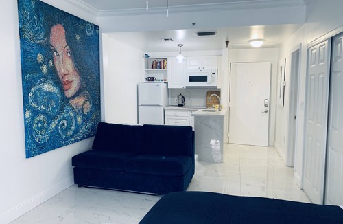 Flamingo/Lummus Apartment | Beachfront Oasis Ocean Drive JACUZZI ; Recently Renovated!