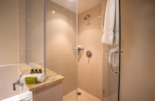 Honokowai Hotel | Beachfront Retreat: Elegant Views w/Full Kitchen. Onsite Free Parking and Pool!