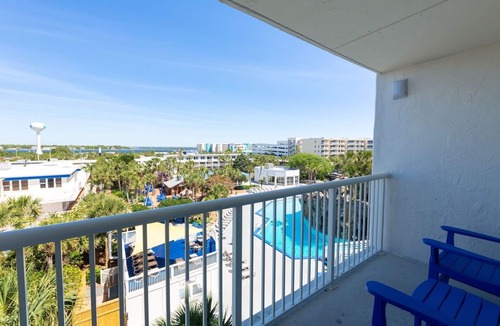 Fort Walton Beach Hotel | Beachside Comfort Stay with Pools Near Island Dining | 2 Units
