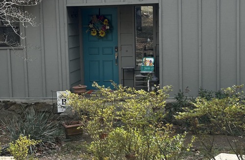 Edgemont House | Beautiful lakefront home! Beach your boat, swim, kayak and more! Sleeps 2-10.