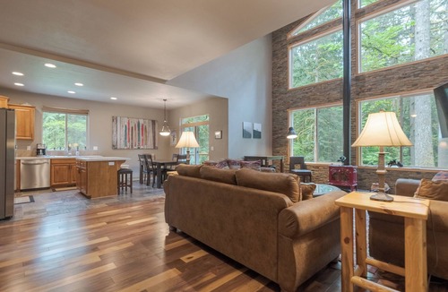 Zigzag Ski Chalet | Beutiful mountain cabin, hot tub, big deck, 3rd night free before 8/30/26