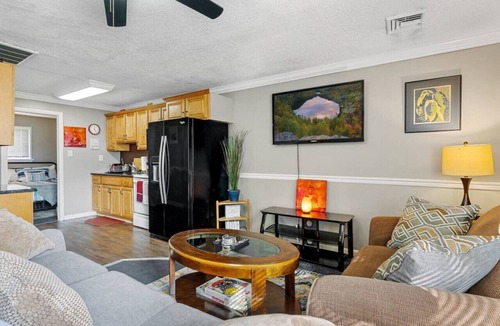 Morton Apartment | Boho-Style 2B/1B by the Philadelphia Airport w/Nearby Parking Spot!