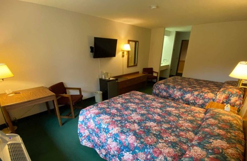 Boulder Junction House | Boulder Bear Motor Lodge - Two Queen Beds 111 Front