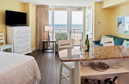 Ormond Beach Hotel | Bright Oceanfront Studio in Ormond Beach – Balcony w/Stunning Sunrise Views