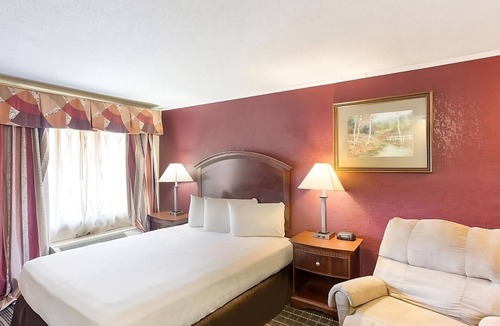 Summit Hotel | Budget-friendly Accommodation at Knights Inn Ashland! Onsite Pool, Free Parking!